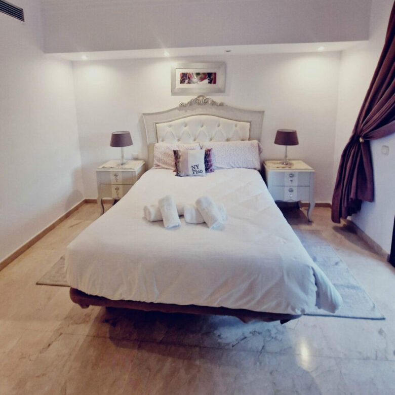 FOR SALE 🏡 Six-Bedroom Villa to Renovate on a 2,000 m² Plot with Golf and Sea Views – El Paraíso, Benahavís 🇪🇸