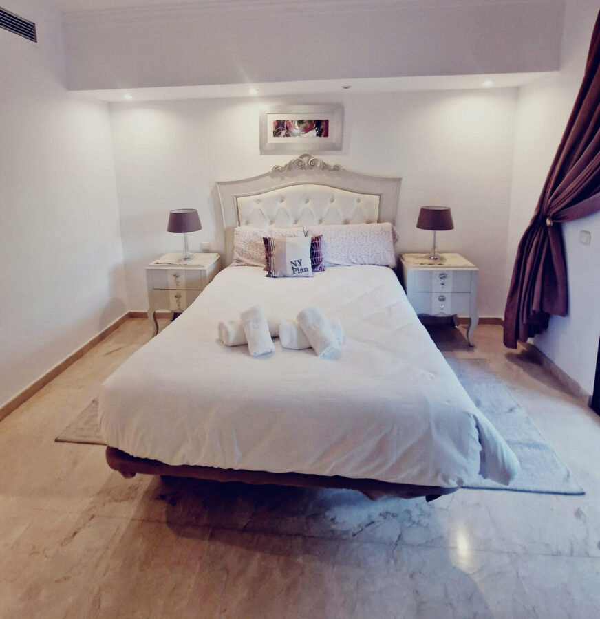 FOR SALE 🏡 Six-Bedroom Villa to Renovate on a 2,000 m² Plot with Golf and Sea Views – El Paraíso, Benahavís 🇪🇸