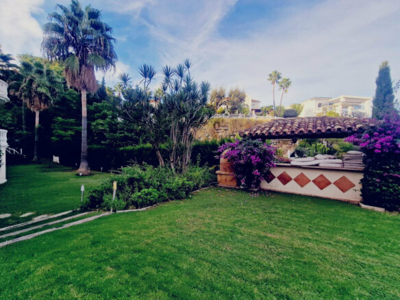 FOR SALE 🏡 Six-Bedroom Villa to Renovate on a 2,000 m² Plot with Golf and Sea Views – El Paraíso, Benahavís 🇪🇸