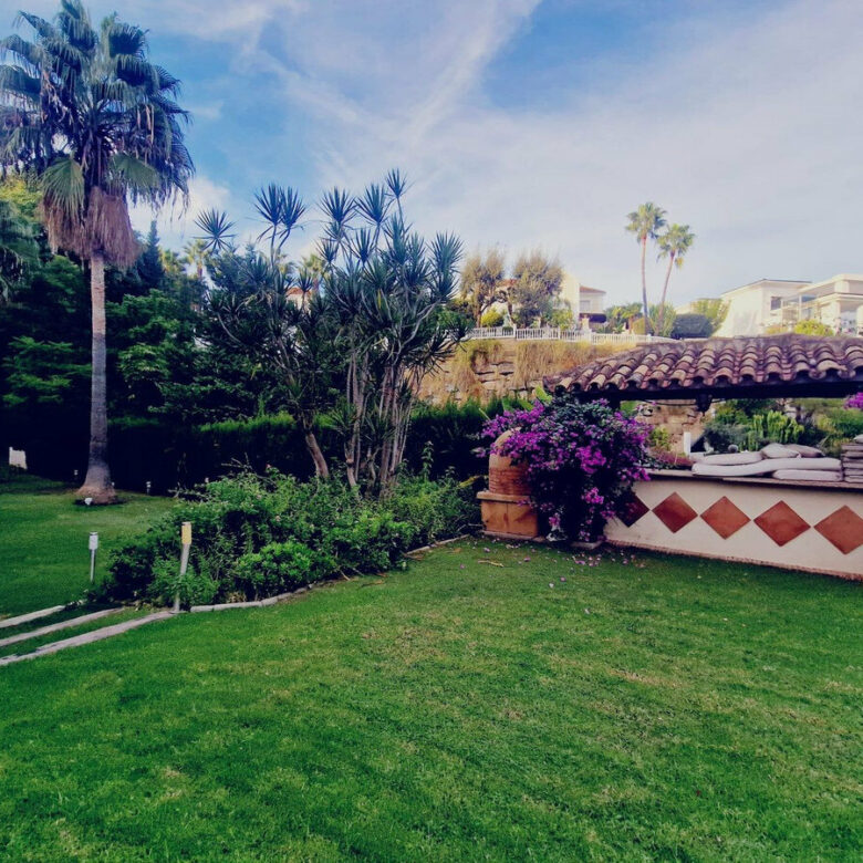 FOR SALE 🏡 Six-Bedroom Villa to Renovate on a 2,000 m² Plot with Golf and Sea Views – El Paraíso, Benahavís 🇪🇸
