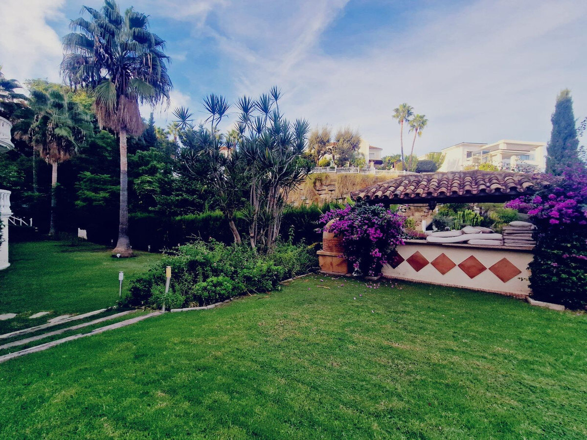 FOR SALE 🏡 Six-Bedroom Villa to Renovate on a 2,000 m² Plot with Golf and Sea Views – El Paraíso, Benahavís 🇪🇸