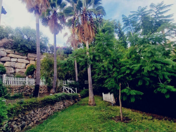 FOR SALE 🏡 Six-Bedroom Villa to Renovate on a 2,000 m² Plot with Golf and Sea Views – El Paraíso, Benahavís 🇪🇸