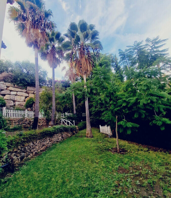 FOR SALE 🏡 Six-Bedroom Villa to Renovate on a 2,000 m² Plot with Golf and Sea Views – El Paraíso, Benahavís 🇪🇸