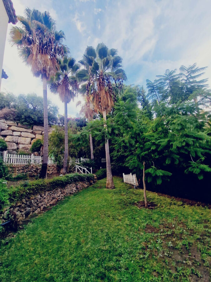 FOR SALE 🏡 Six-Bedroom Villa to Renovate on a 2,000 m² Plot with Golf and Sea Views – El Paraíso, Benahavís 🇪🇸