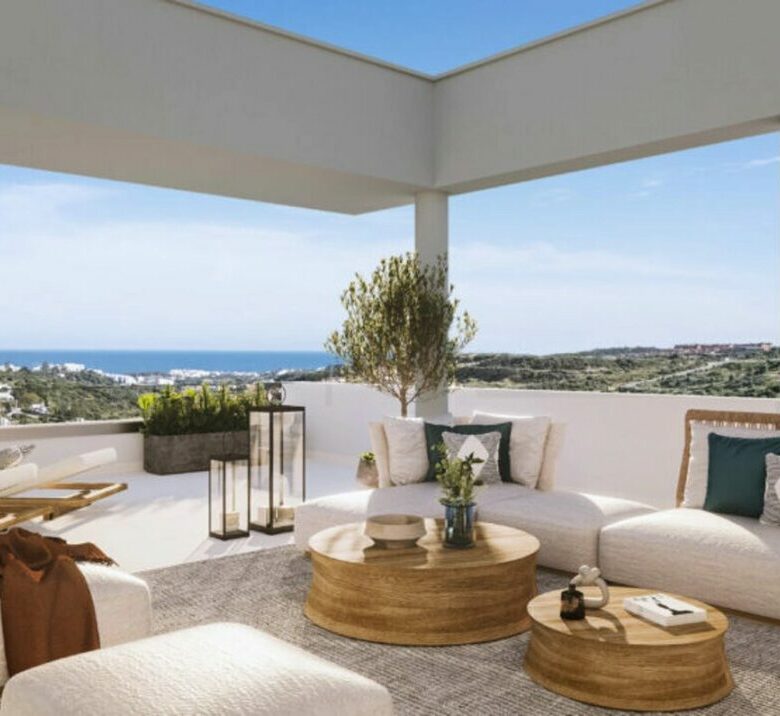 FOR SALE 🏡 South-Facing Two-Bedroom Penthouse with Private Solarium near Valle Romano Golf – Estepona 🇪🇸