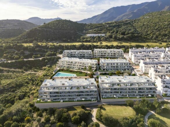 FOR SALE 🏡 South-Facing Two-Bedroom Penthouse with Private Solarium near Valle Romano Golf – Estepona 🇪🇸