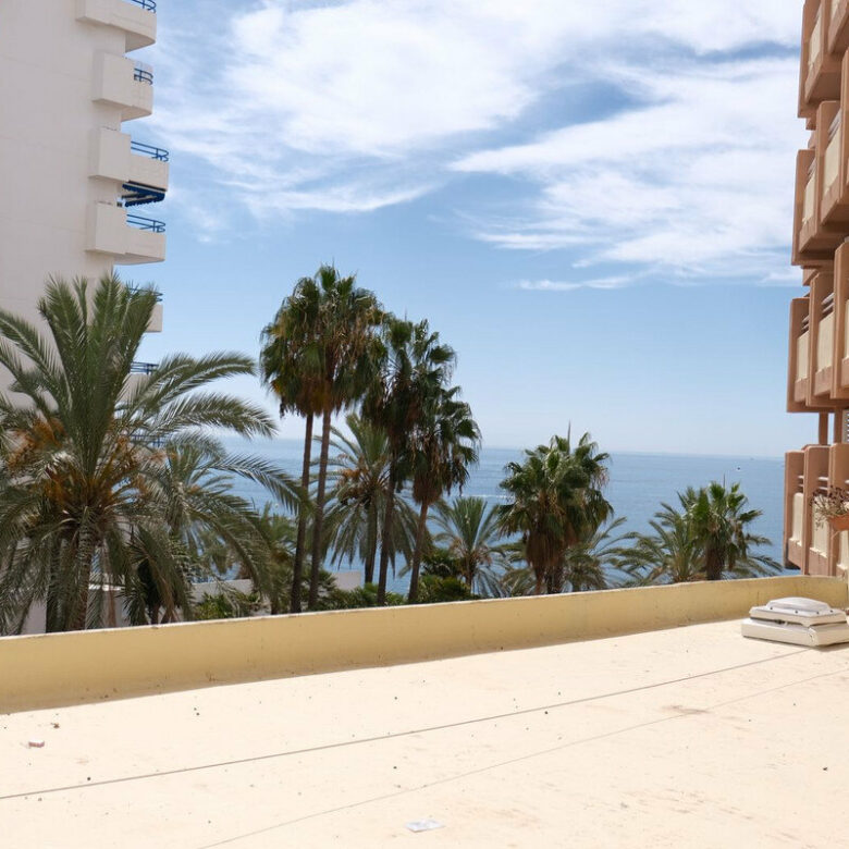 FOR SALE 🏡 Three-Bedroom Apartment with Sea Views from Every Bedroom, Steps from the Promenade – Marbella Centre 🇪🇸