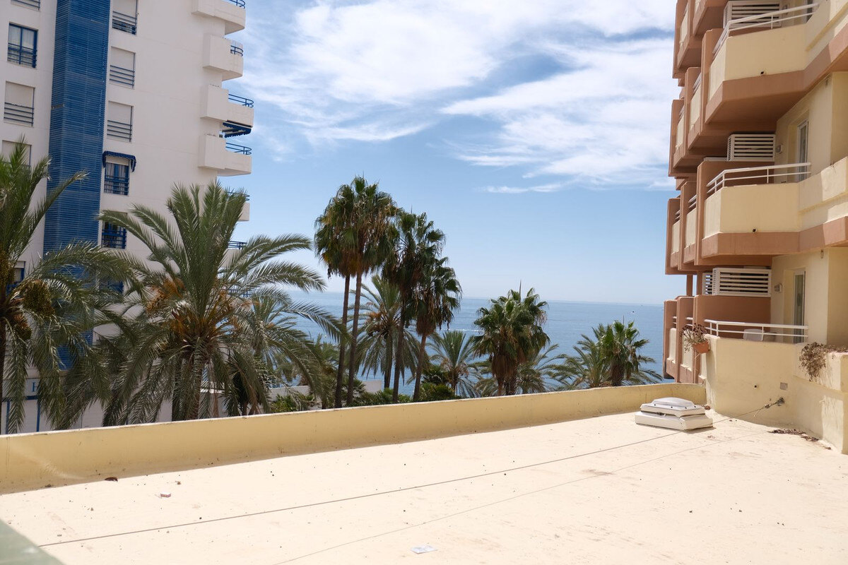 FOR SALE 🏡 Three-Bedroom Apartment with Sea Views from Every Bedroom, Steps from the Promenade – Marbella Centre 🇪🇸