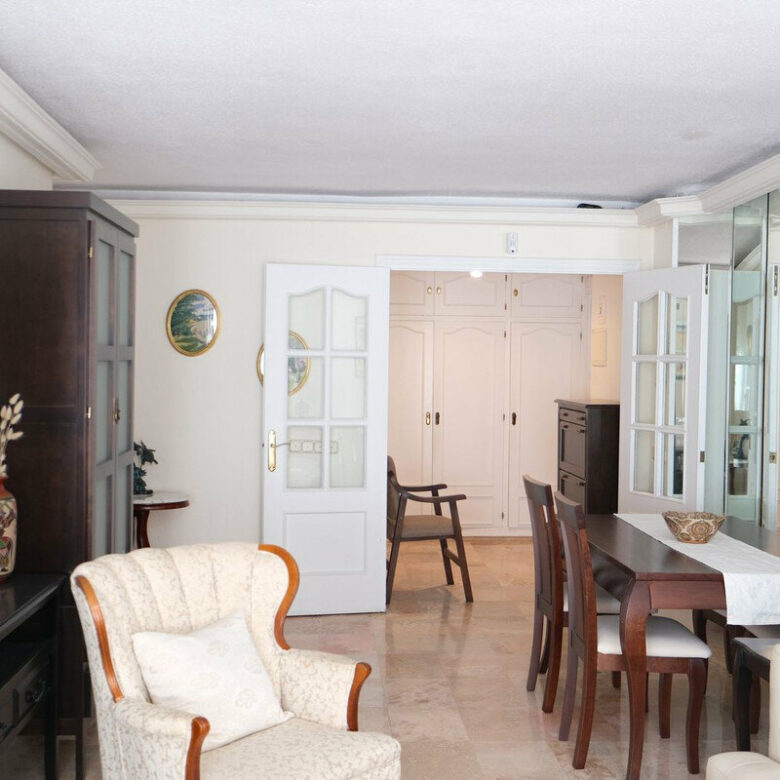 FOR SALE 🏡 Three-Bedroom Apartment with Sea Views from Every Bedroom, Steps from the Promenade – Marbella Centre 🇪🇸