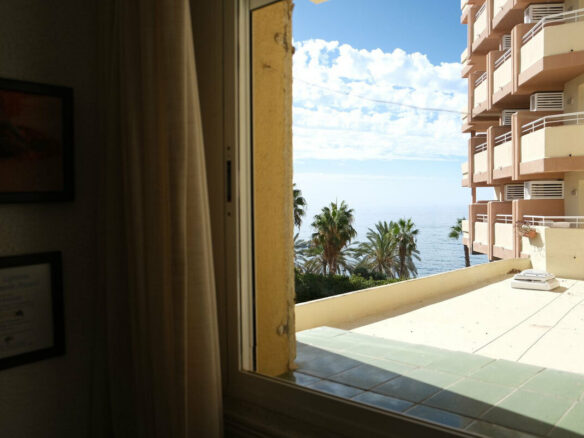 FOR SALE 🏡 Three-Bedroom Apartment with Sea Views from Every Bedroom, Steps from the Promenade – Marbella Centre 🇪🇸