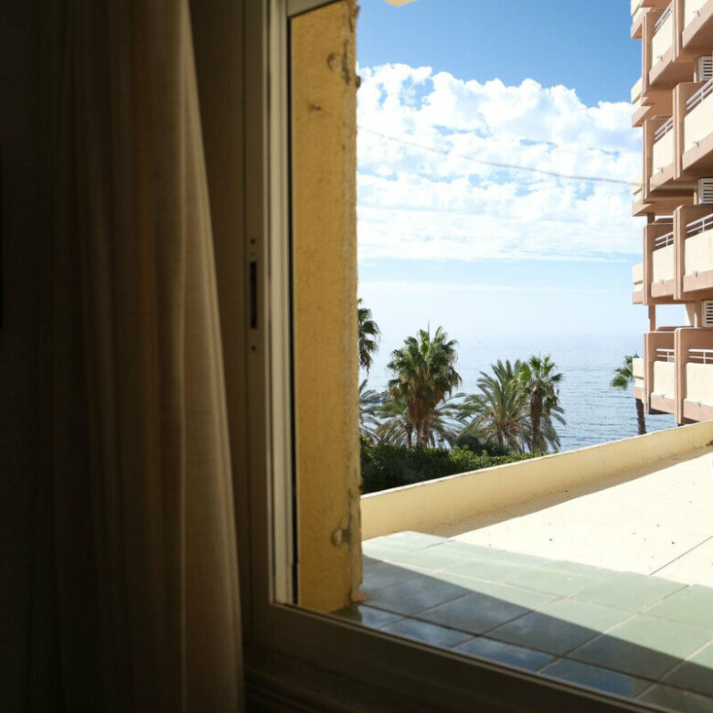 FOR SALE 🏡 Three-Bedroom Apartment with Sea Views from Every Bedroom, Steps from the Promenade – Marbella Centre 🇪🇸