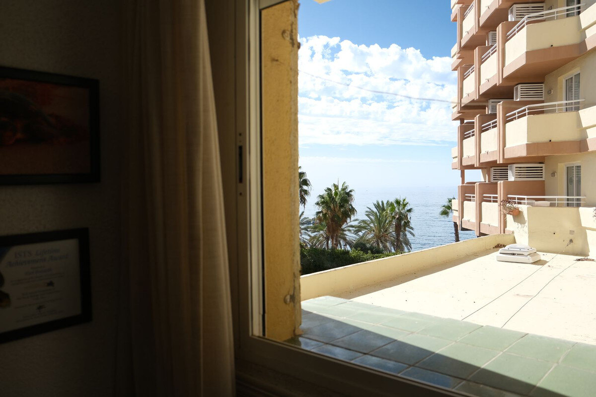 FOR SALE 🏡 Three-Bedroom Apartment with Sea Views from Every Bedroom, Steps from the Promenade – Marbella Centre 🇪🇸
