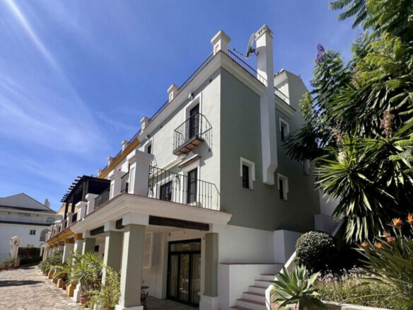 FOR SALE 🏡 Beachside Three-Bedroom Townhouse with Sea View Terraces – Golden Mile, Marbella 🇪🇸