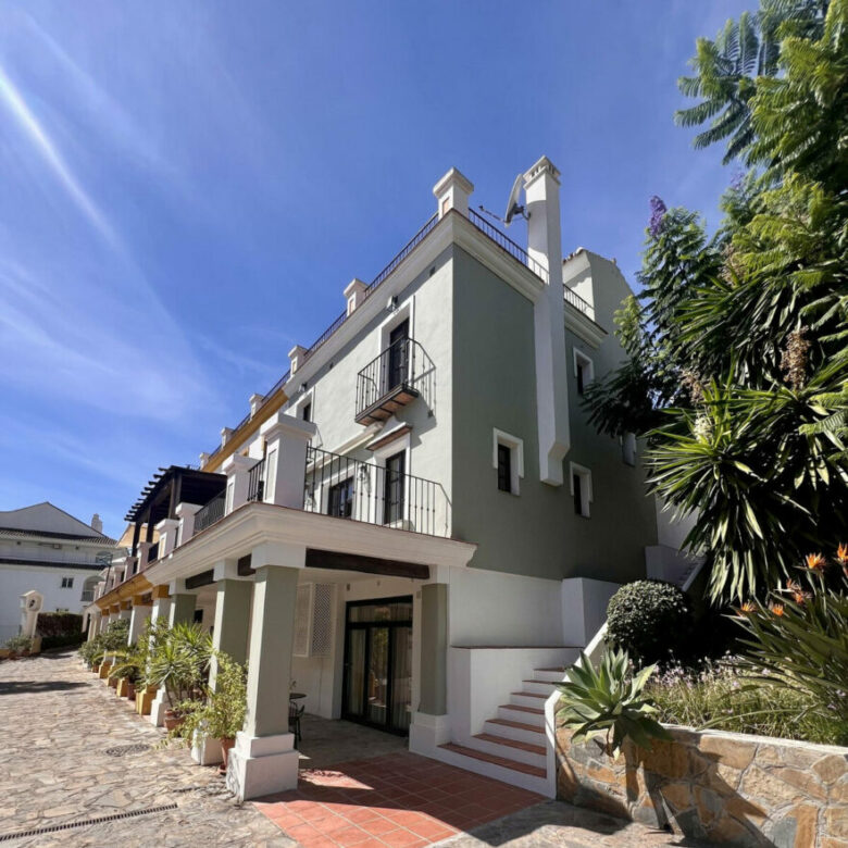 FOR SALE 🏡 Beachside Three-Bedroom Townhouse with Sea View Terraces – Golden Mile, Marbella 🇪🇸