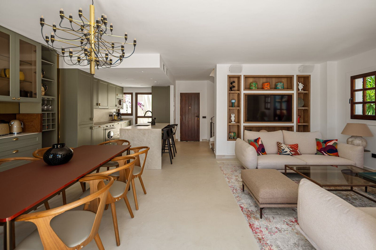 FOR SALE 🏡 Beachside Three-Bedroom Townhouse with Sea View Terraces – Golden Mile, Marbella 🇪🇸