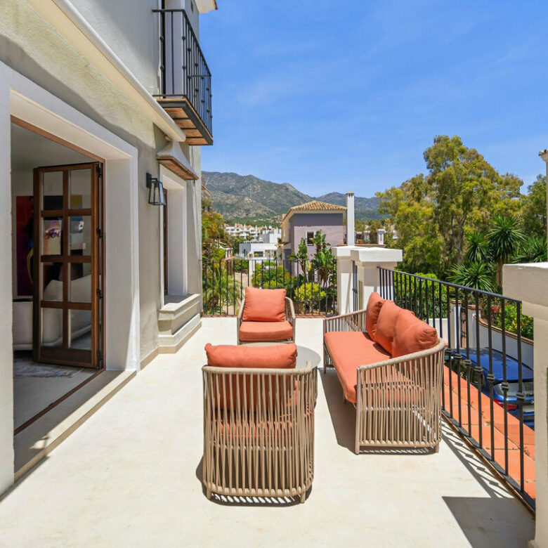 FOR SALE 🏡 Beachside Three-Bedroom Townhouse with Sea View Terraces – Golden Mile, Marbella 🇪🇸