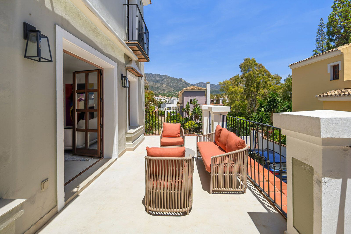 FOR SALE 🏡 Beachside Three-Bedroom Townhouse with Sea View Terraces – Golden Mile, Marbella 🇪🇸