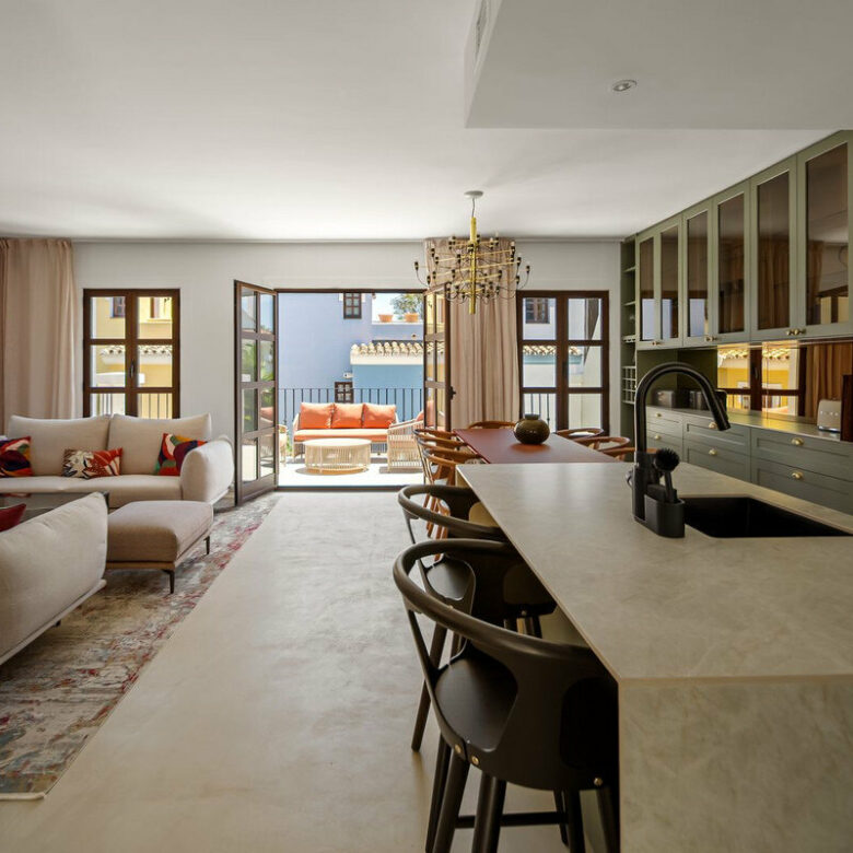 FOR SALE 🏡 Beachside Three-Bedroom Townhouse with Sea View Terraces – Golden Mile, Marbella 🇪🇸