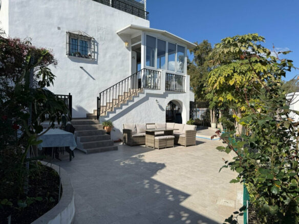 FOR SALE 🏡 Three-Bedroom Townhouse with Garden, Solarium and Communal Pool – Laguna Village, Estepona 🇪🇸