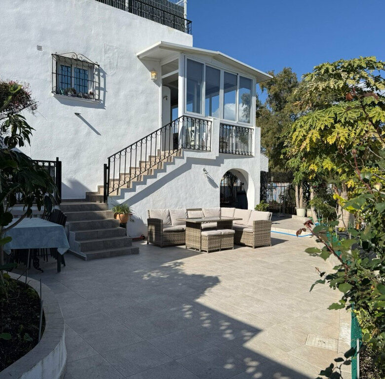 FOR SALE 🏡 Three-Bedroom Townhouse with Garden, Solarium and Communal Pool – Laguna Village, Estepona 🇪🇸