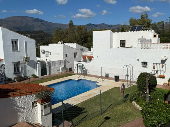 FOR SALE 🏡 Three-Bedroom Townhouse with Garden, Solarium and Communal Pool – Laguna Village, Estepona 🇪🇸