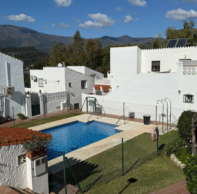 FOR SALE 🏡 Three-Bedroom Townhouse with Garden, Solarium and Communal Pool – Laguna Village, Estepona 🇪🇸