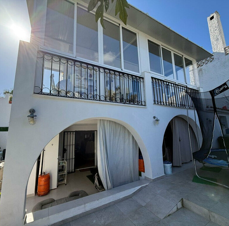 FOR SALE 🏡 Three-Bedroom Townhouse with Garden, Solarium and Communal Pool – Laguna Village, Estepona 🇪🇸