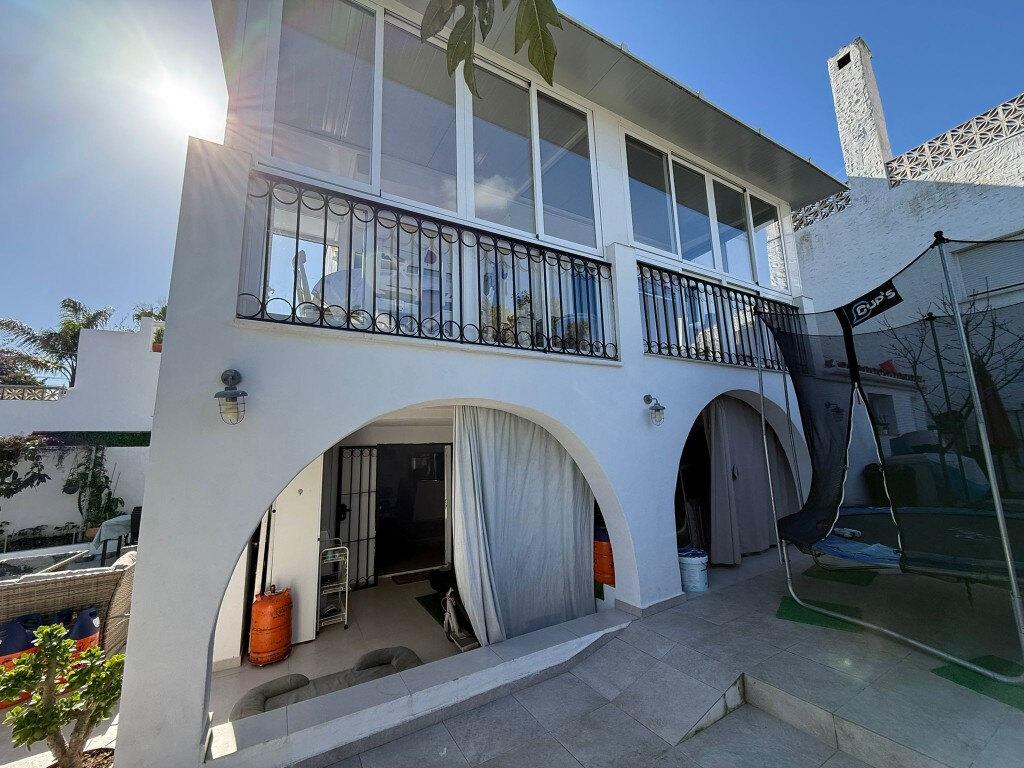 FOR SALE 🏡 Three-Bedroom Townhouse with Garden, Solarium and Communal Pool – Laguna Village, Estepona 🇪🇸