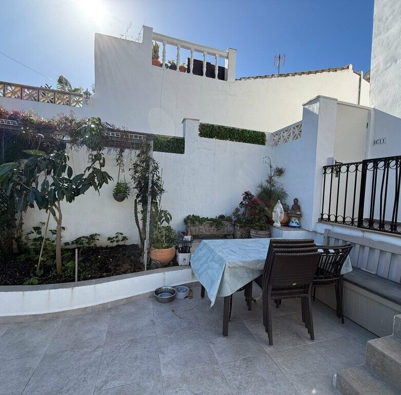 FOR SALE 🏡 Three-Bedroom Townhouse with Garden, Solarium and Communal Pool – Laguna Village, Estepona 🇪🇸