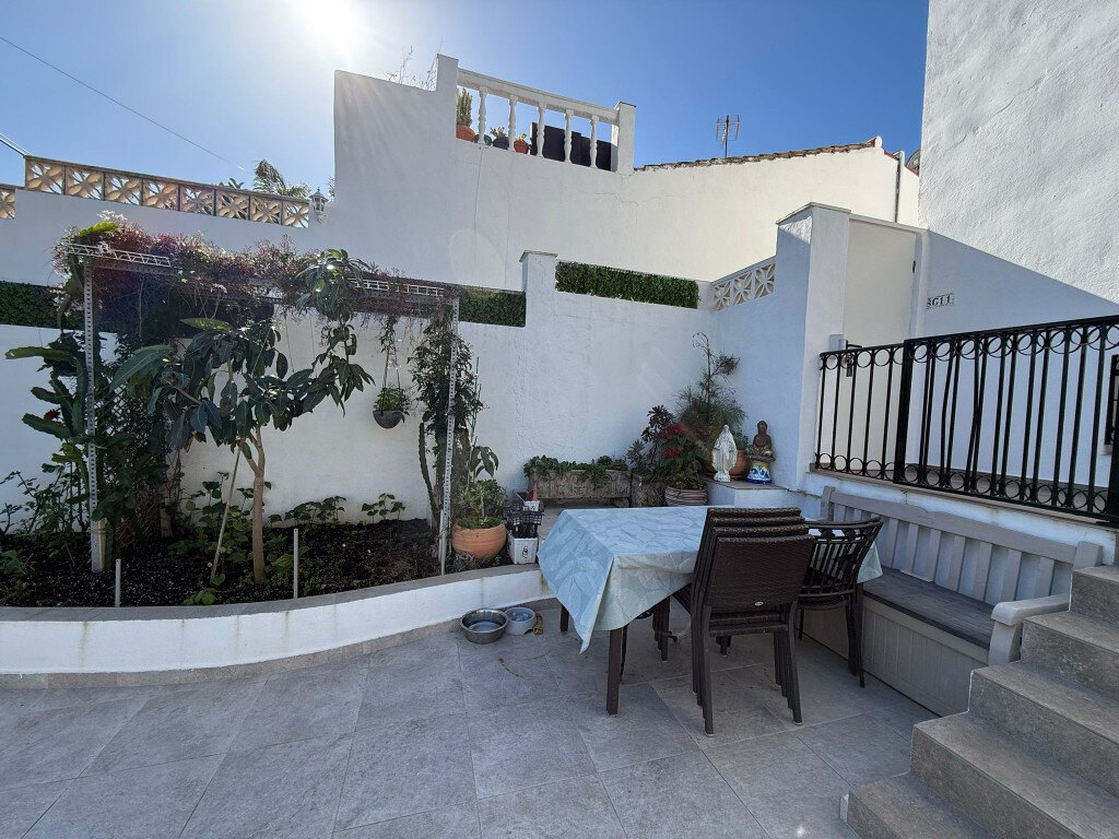 FOR SALE 🏡 Three-Bedroom Townhouse with Garden, Solarium and Communal Pool – Laguna Village, Estepona 🇪🇸