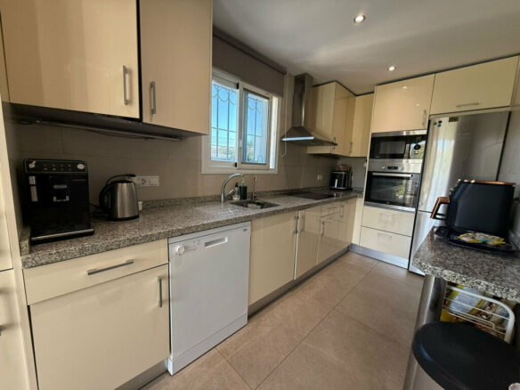 FOR SALE 🏡 Three-Bedroom Townhouse with Garden, Solarium and Communal Pool – Laguna Village, Estepona 🇪🇸