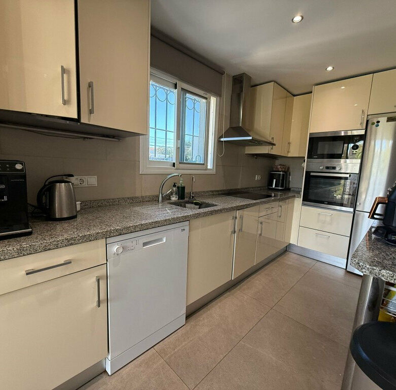 FOR SALE 🏡 Three-Bedroom Townhouse with Garden, Solarium and Communal Pool – Laguna Village, Estepona 🇪🇸