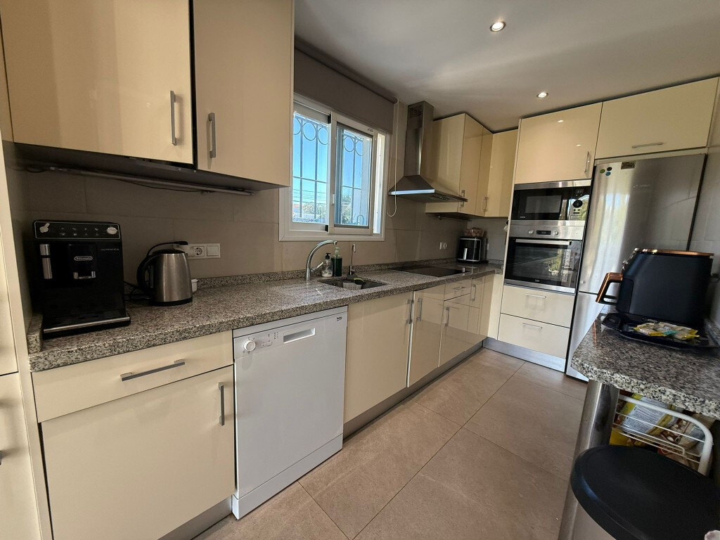 FOR SALE 🏡 Three-Bedroom Townhouse with Garden, Solarium and Communal Pool – Laguna Village, Estepona 🇪🇸