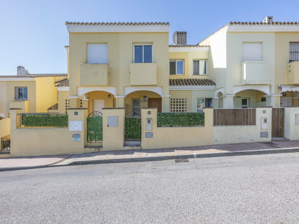 FOR SALE 🏡 Three-Bedroom Townhouse with Mountain Views in a Gated Community – Estepona 🇪🇸
