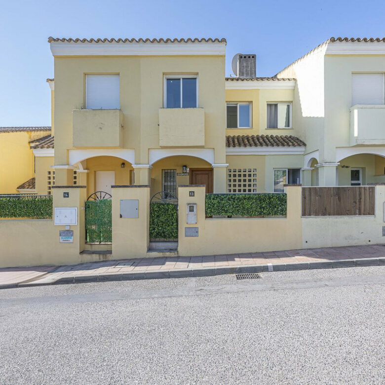 FOR SALE 🏡 Three-Bedroom Townhouse with Mountain Views in a Gated Community – Estepona 🇪🇸