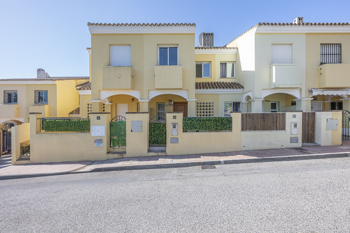 FOR SALE 🏡 Three-Bedroom Townhouse with Mountain Views in a Gated Community – Estepona 🇪🇸