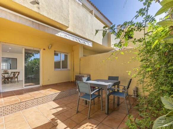 FOR SALE 🏡 Three-Bedroom Townhouse with Mountain Views in a Gated Community – Estepona 🇪🇸