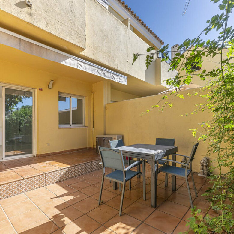 FOR SALE 🏡 Three-Bedroom Townhouse with Mountain Views in a Gated Community – Estepona 🇪🇸