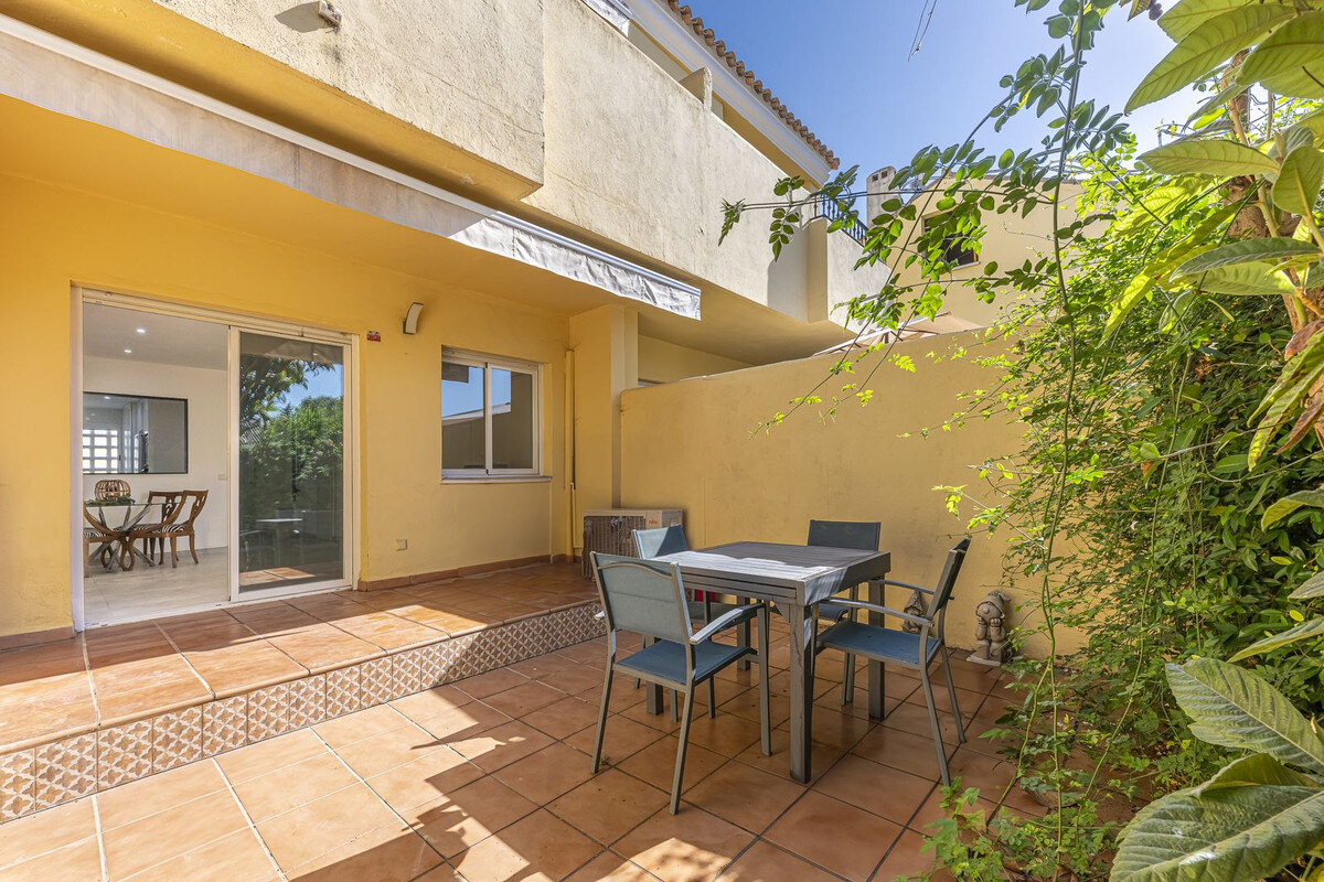 FOR SALE 🏡 Three-Bedroom Townhouse with Mountain Views in a Gated Community – Estepona 🇪🇸