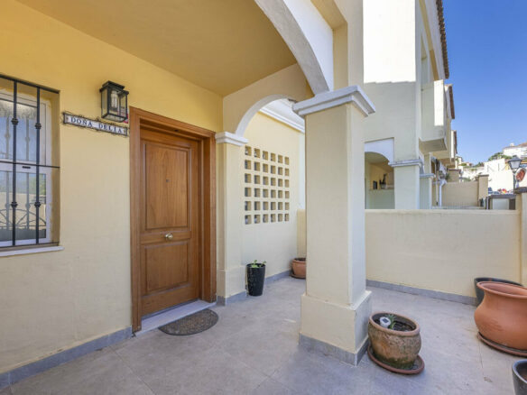 FOR SALE 🏡 Three-Bedroom Townhouse with Mountain Views in a Gated Community – Estepona 🇪🇸