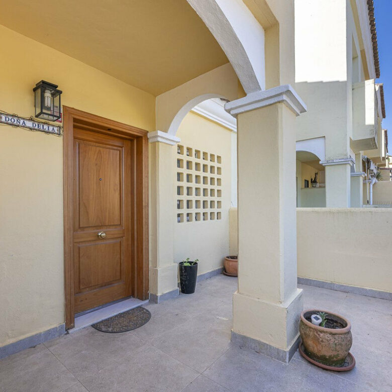 FOR SALE 🏡 Three-Bedroom Townhouse with Mountain Views in a Gated Community – Estepona 🇪🇸