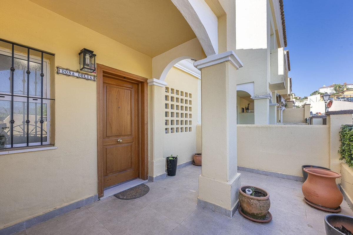 FOR SALE 🏡 Three-Bedroom Townhouse with Mountain Views in a Gated Community – Estepona 🇪🇸