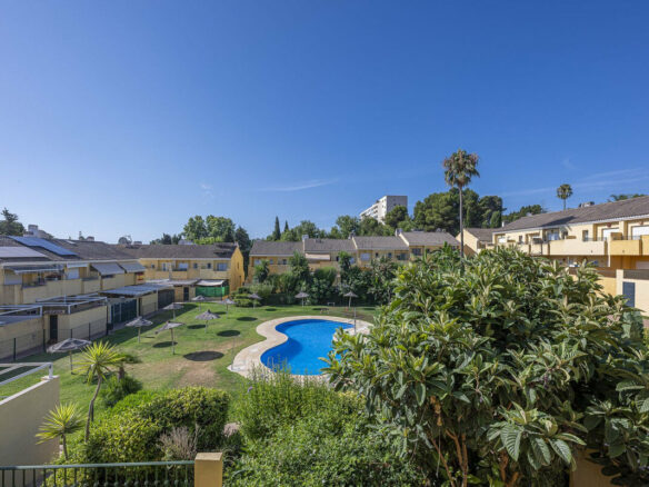 FOR SALE 🏡 Three-Bedroom Townhouse with Mountain Views in a Gated Community – Estepona 🇪🇸