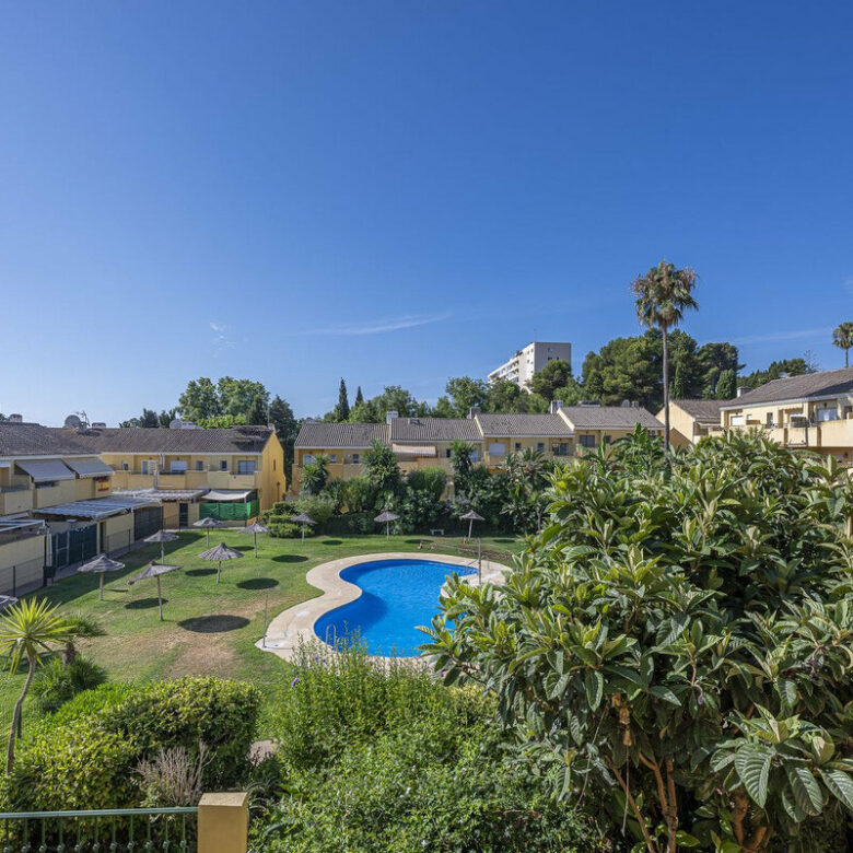 FOR SALE 🏡 Three-Bedroom Townhouse with Mountain Views in a Gated Community – Estepona 🇪🇸