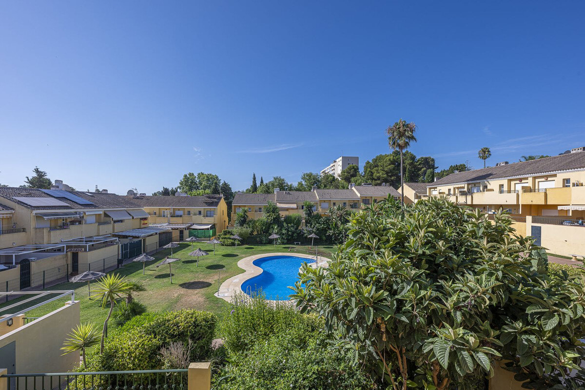 FOR SALE 🏡 Three-Bedroom Townhouse with Mountain Views in a Gated Community – Estepona 🇪🇸
