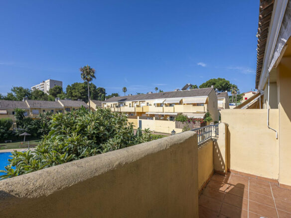 FOR SALE 🏡 Three-Bedroom Townhouse with Mountain Views in a Gated Community – Estepona 🇪🇸