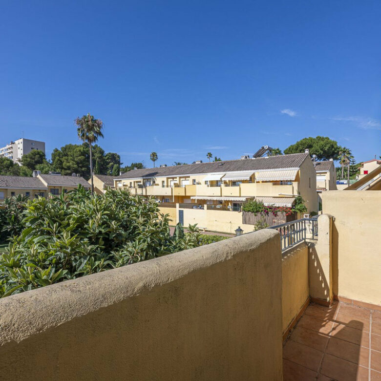 FOR SALE 🏡 Three-Bedroom Townhouse with Mountain Views in a Gated Community – Estepona 🇪🇸