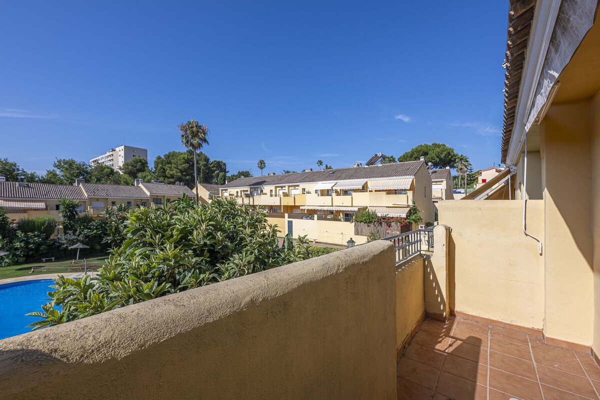 FOR SALE 🏡 Three-Bedroom Townhouse with Mountain Views in a Gated Community – Estepona 🇪🇸