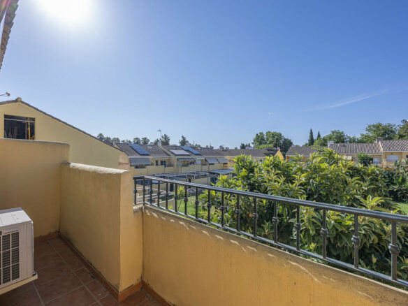 FOR SALE 🏡 Three-Bedroom Townhouse with Mountain Views in a Gated Community – Estepona 🇪🇸