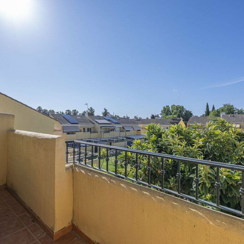 FOR SALE 🏡 Three-Bedroom Townhouse with Mountain Views in a Gated Community – Estepona 🇪🇸